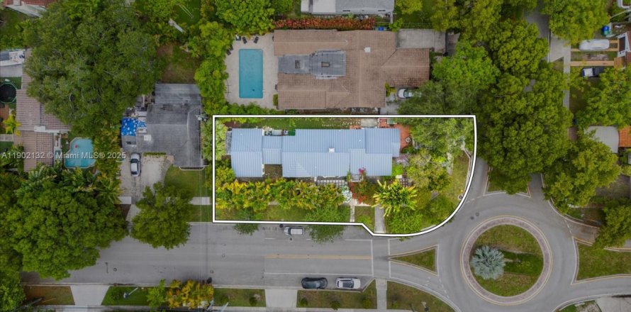 Casa en Miami, Florida 4 dormitorios, 252.88 m2 № 1953536
