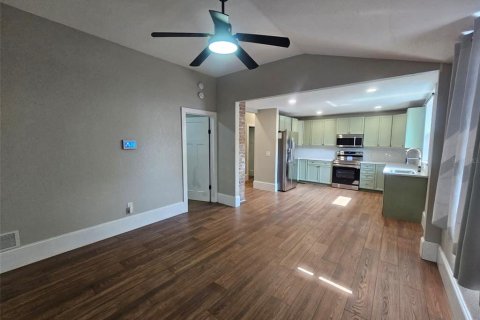 Villa ou maison à louer à Tampa, Floride: 4 chambres, 131.18 m2 № 2227826 - photo 3