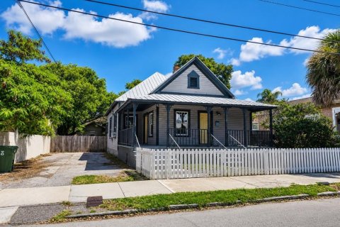 House in Tampa, Florida 4 bedrooms, 131.18 sq.m. № 2227826