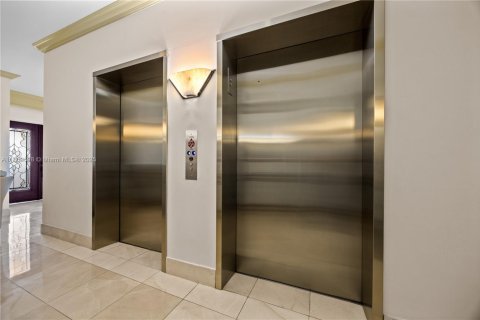 Condominio en venta en Miami Beach, Florida, 3 dormitorios, 217.39 m2 № 1961229 - foto 9