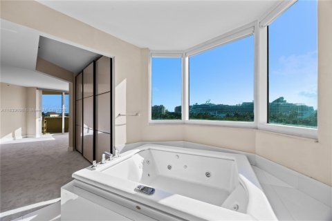 Condominio en venta en Miami Beach, Florida, 3 dormitorios, 217.39 m2 № 1961229 - foto 8