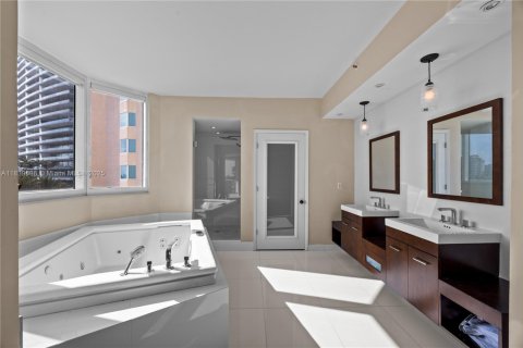 Condominio en venta en Miami Beach, Florida, 3 dormitorios, 217.39 m2 № 1961229 - foto 4