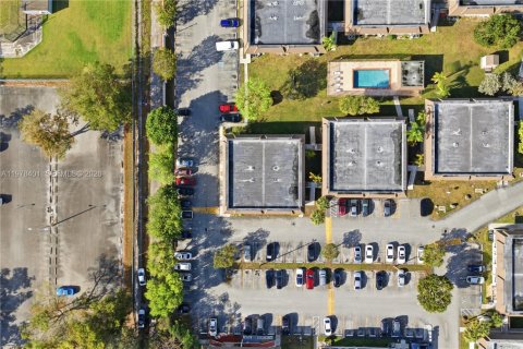 Condo in Miami, Florida, 2 bedrooms  № 2042070 - photo 27