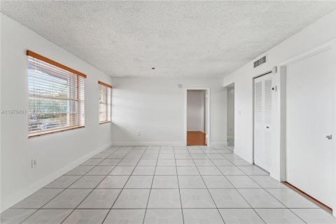 Condo in Miami, Florida, 2 bedrooms  № 2042070 - photo 8