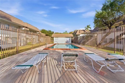 Condo in Miami, Florida, 2 bedrooms  № 2042070 - photo 15