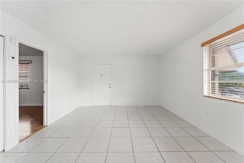 Condo in Miami, Florida, 2 bedrooms  № 2042070 - photo 23