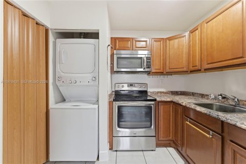 Condo in Miami, Florida, 2 bedrooms  № 2042070 - photo 5
