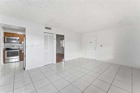 Condo in Miami, Florida, 2 bedrooms  № 2042070 - photo 7