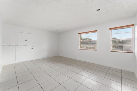 Condo in Miami, Florida, 2 bedrooms  № 2042070 - photo 14