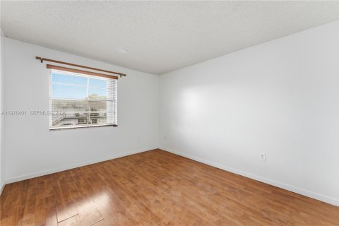 Condo in Miami, Florida, 2 bedrooms  № 2042070 - photo 13