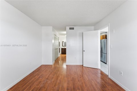 Condo in Miami, Florida, 2 bedrooms  № 2042070 - photo 11