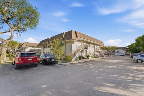 Condo in Miami, Florida, 2 bedrooms  № 2042070 - photo 2