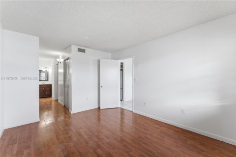 Condo in Miami, Florida, 2 bedrooms  № 2042070 - photo 4
