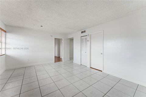 Condo in Miami, Florida, 2 bedrooms  № 2042070 - photo 25