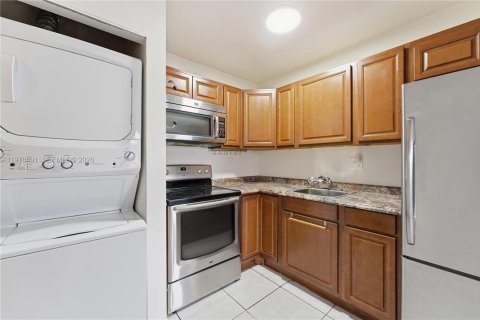 Condo in Miami, Florida, 2 bedrooms  № 2042070 - photo 6