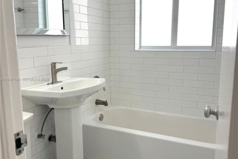 Casa en alquiler en Miami Beach, Florida, 1 dormitorio, 69.68 m2 № 1995647 - foto 14