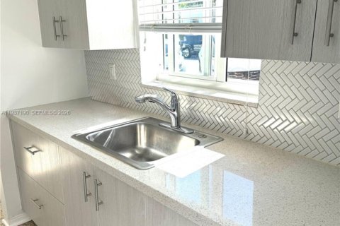 Casa en alquiler en Miami Beach, Florida, 1 dormitorio, 69.68 m2 № 1995647 - foto 10