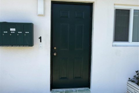 Casa en alquiler en Miami Beach, Florida, 1 dormitorio, 69.68 m2 № 1995647 - foto 3