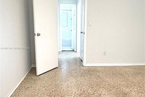 Casa en alquiler en Miami Beach, Florida, 1 dormitorio, 69.68 m2 № 1995647 - foto 16