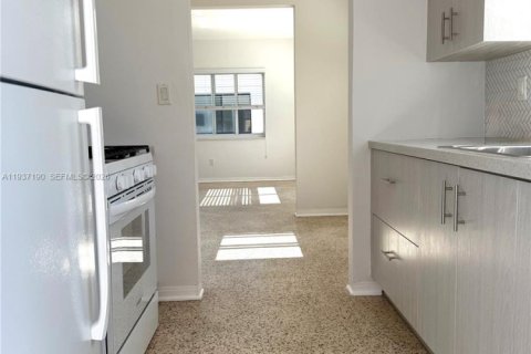 Casa en alquiler en Miami Beach, Florida, 1 dormitorio, 69.68 m2 № 1995647 - foto 12