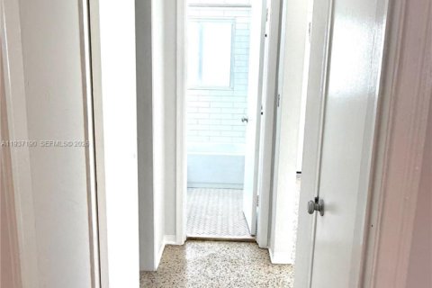 Casa en alquiler en Miami Beach, Florida, 1 dormitorio, 69.68 m2 № 1995647 - foto 13