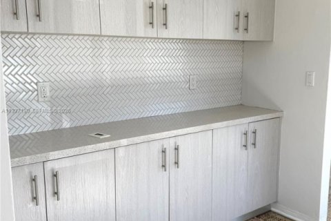 Casa en alquiler en Miami Beach, Florida, 1 dormitorio, 69.68 m2 № 1995647 - foto 8