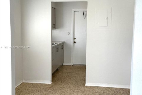 Casa en alquiler en Miami Beach, Florida, 1 dormitorio, 69.68 m2 № 1995647 - foto 7