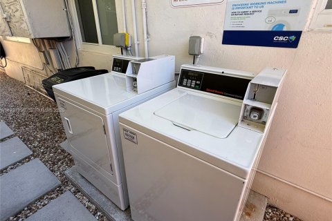 Casa en alquiler en Miami Beach, Florida, 1 dormitorio, 69.68 m2 № 1995647 - foto 18