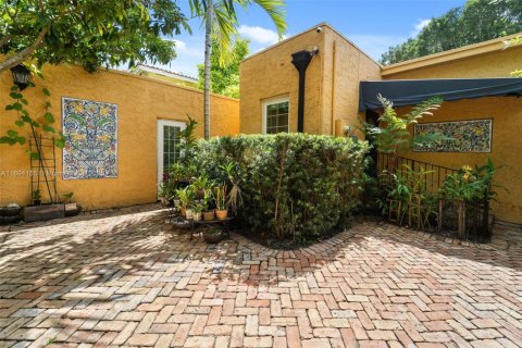 House in Coral Gables, Florida 4 bedrooms, 155.52 sq.m. № 1443664 - photo 18
