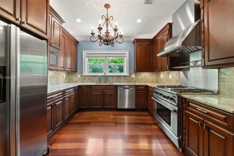 House in Coral Gables, Florida 4 bedrooms, 155.52 sq.m. № 1443664 - photo 8