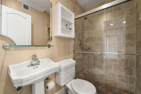 House in Coral Gables, Florida 4 bedrooms, 155.52 sq.m. № 1443664 - photo 21