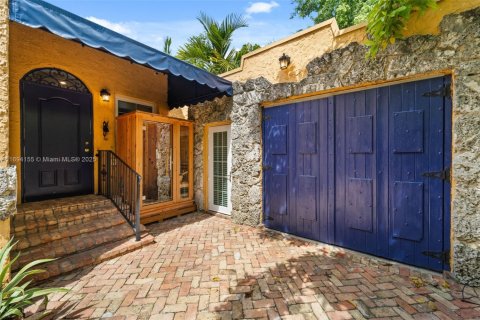 House in Coral Gables, Florida 4 bedrooms, 155.52 sq.m. № 1443664 - photo 14