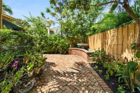 House in Coral Gables, Florida 4 bedrooms, 155.52 sq.m. № 1443664 - photo 22