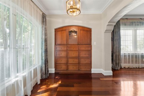 House in Coral Gables, Florida 4 bedrooms, 155.52 sq.m. № 1443664 - photo 4