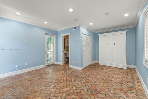 House in Coral Gables, Florida 4 bedrooms, 155.52 sq.m. № 1443664 - photo 15