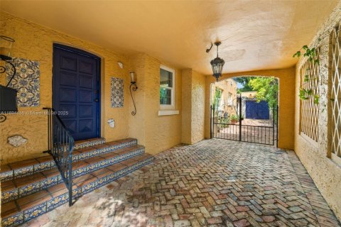 House in Coral Gables, Florida 4 bedrooms, 155.52 sq.m. № 1443664 - photo 2