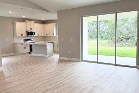 House in Sebring, Florida 4 bedrooms, 194.35 sq.m. № 2214369 - photo 2