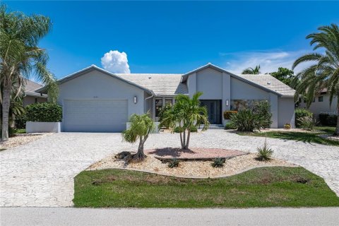 Villa ou maison à vendre à Punta Gorda, Floride: 3 chambres, 219.9 m2 № 2329781 - photo 2