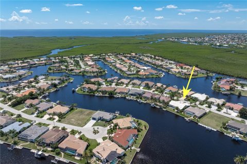 Villa ou maison à vendre à Punta Gorda, Floride: 3 chambres, 219.9 m2 № 2329781 - photo 4