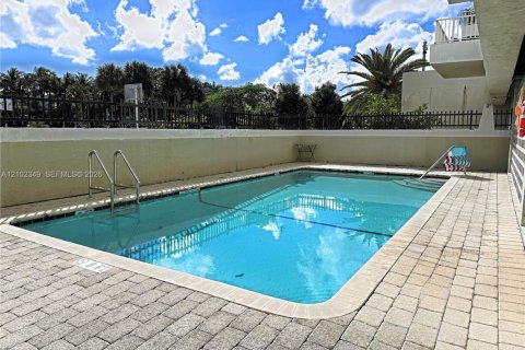 Condominio en venta en Miami Beach, Florida, 2 dormitorios, 65.96 m2 № 2432549 - foto 14