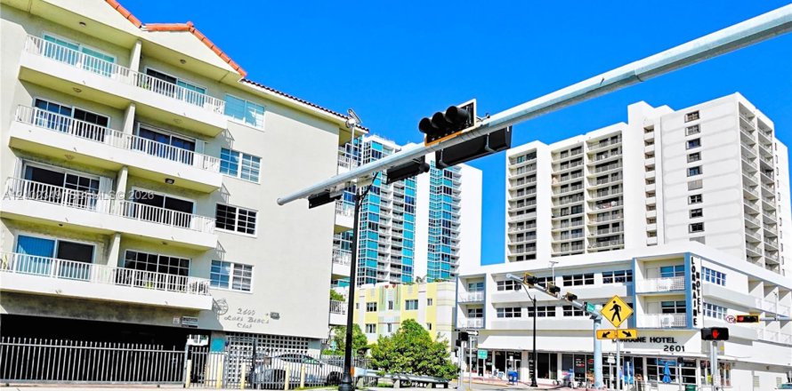 Condominio en Miami Beach, Florida, 2 dormitorios  № 2432549
