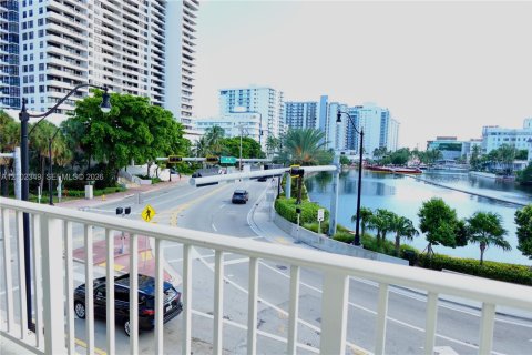Condominio en venta en Miami Beach, Florida, 2 dormitorios, 65.96 m2 № 2432549 - foto 2