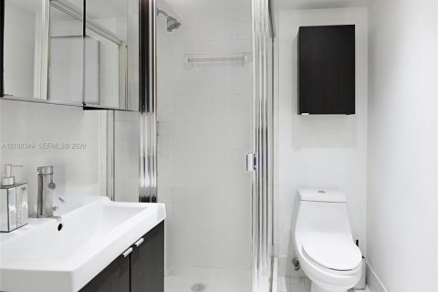Condominio en venta en Miami Beach, Florida, 2 dormitorios, 65.96 m2 № 2432549 - foto 12