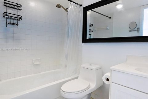 Condominio en venta en Miami Beach, Florida, 2 dormitorios, 65.96 m2 № 2432549 - foto 10