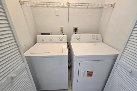 House in Miami, Florida 2 bedrooms, 101.73 sq.m. № 2038321 - photo 17