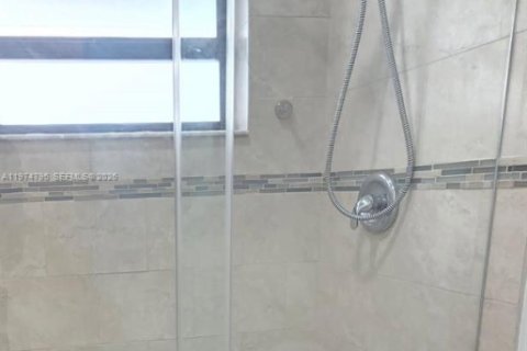 House in Miami, Florida 2 bedrooms, 101.73 sq.m. № 2038321 - photo 11