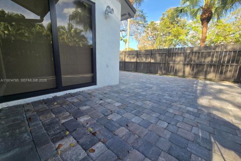 House in Miami, Florida 2 bedrooms, 101.73 sq.m. № 2038321 - photo 18