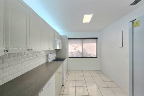 House in Miami, Florida 2 bedrooms, 101.73 sq.m. № 2038321 - photo 7