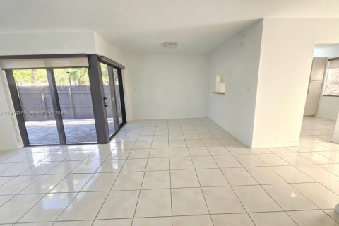 House in Miami, Florida 2 bedrooms, 101.73 sq.m. № 2038321 - photo 4