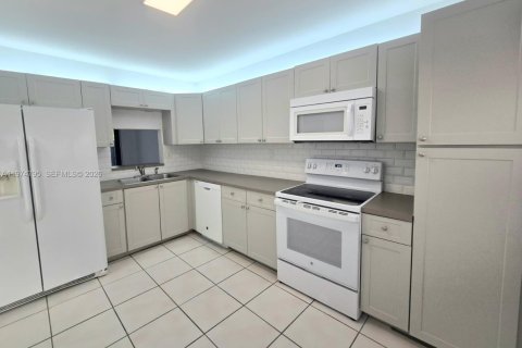 House in Miami, Florida 2 bedrooms, 101.73 sq.m. № 2038321 - photo 5